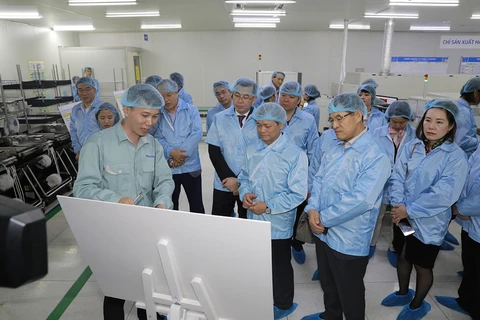 Lãnh đạo Samsung Việt Nam khảo sát tại Công ty Manutronics. (Nguồn: Samsung)