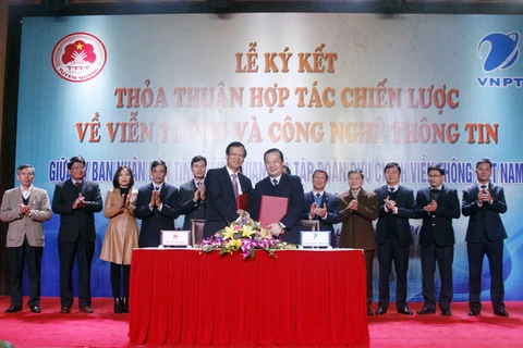 Cái "bắt tay" của VNPT và Ủy ban Nhân dân tỉnh Tuyên Quang nhằm thúc đẩy ứng dụng công nghệ thông tin, viễn thông phát triển tình hình kinh tế-xã hội tại địa phương này. (Nguồn: VNPT)
