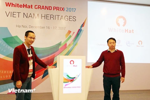 Ông Ngô Tuấn Anh (trái) và ông Nguyễn Huy Dũng (phải) ấn nút khai mạc cuộc thi. (Ảnh: N.M/Vietnam+