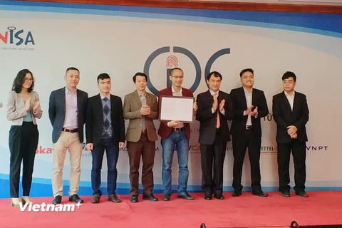 Ông Vũ Quốc Thành (thứ ba từ trái sang) và các thành viên sáng lập VCDC. (Ảnh: Vietnam+)