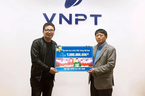 Phó Tổng Giám đốc VNPT Lương Mạnh Hoàng trao tượng trưng 1 tỷ đồng cho U23 Việt Nam qua đại diện Báo Dân trí. (Ảnh: VNPT)
