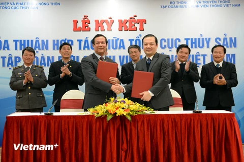 Ông Nguyễn Ngọc Oai, quyền Tổng cục trưởng Tổng cục Thủy sản (trái) và ông Phạm Đức Long, Tổng giám đốc VNPT ký kết hợp tác. (Ảnh: PV/Vietnam+)