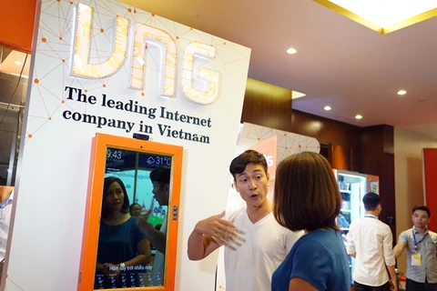 Giới thiệu công nghệ mới cho khách thăm quan tại Diễn đàn Cấp cao công nghệ thông tin-truyền thông Việt Nam 2017. (Nguồn: CTV/Vietnam+)