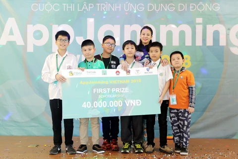 Bà Đào Lan Hương, Chủ tịch Teky cùng các thí sinh đoạt giải tại Hà Nội. (Ảnh: TK)