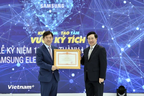 Phó Thủ tướng Phạm Bình Minh trao Bằng khen cho Samsung Việt Nam. (Ảnh: Thanh Bình/Vietnam+)