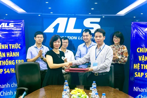 Ông Mai Công Nguyên - Tổng giám đốc Khối ngành dịch vụ ERP (FPT IS) và bà Nguyễn Thị Hồng Hạnh – Phó Tổng giám đốc ALS chính thức vận hành hệ thống ERP. (Nguồn: FPT) 