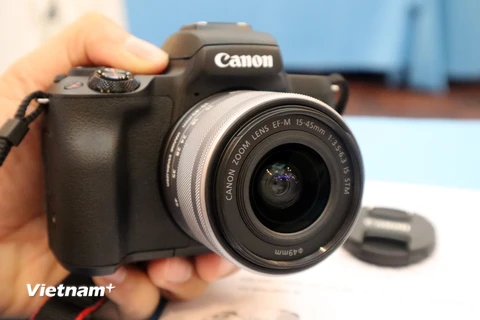 EOS M50 là máy ảnh đầu tiên có chức năng quay phim 4K của Canon. (Ảnh: T.H/Vietnam+) 