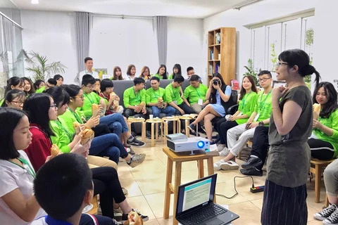 Đại sứ thuộc các trường tại Hà Nội cùng nhau thảo luận, trao đổi giúp đẩy mạnh thu gom rác thải điện tử. (Nguồn: VNTC)