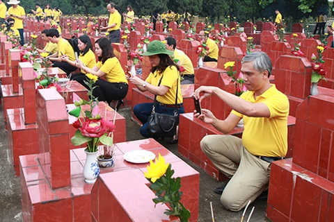 Nhân viên Bưu điện Việt Nam chụp ảnh, thu thập thông tin tại từng ngôi mộ liệt sỹ. (Ảnh: VietnamPost)