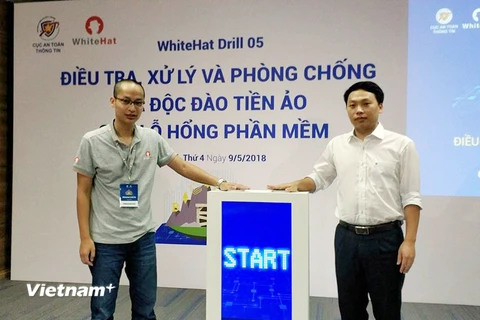 Ông Nguyễn Huy Dũng (trái) và ông Ngô Tuấn Anh khai mạc diễn tập. (Ảnh: T.H/Vietnam+)