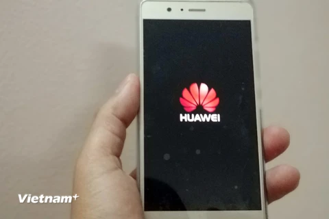 Một dòng điện thoại của Huawei có bán tại Việt Nam. (Ảnh minh họa: T.H/Vietnam+)