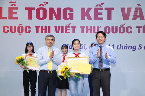Thứ trưởng Bộ Thông tin và Truyền thông Nguyễn Minh Hồng (trái) trao giải Nhất cho tác giả Bạch Dương. (Ảnh: BTC)