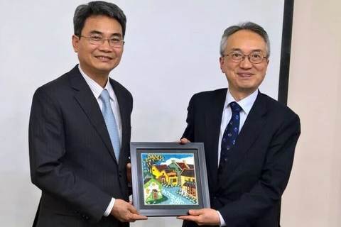 Cục trưởng Đinh Hữu Phí (trái) trao quà kỷ niệm cho ông Kunihiko Shimano. (Nguồn: NOIP)