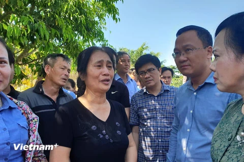 Thân nhân người bị nạn tâm sự cùng Bộ trưởng Nguyễn Thị Kim Tiến. (Ảnh: Thùy Giang/Vietnam+)