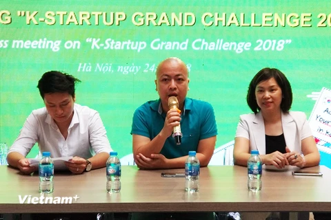 Ông Mai Duy Quang (giữa) cho biết, các start-up trong tất cả các lĩnh vực đều có cơ hội tham gia chương trình này. (Ảnh: T.H/Vietnam+)