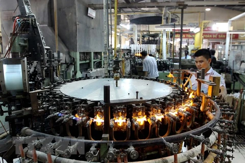 Sản xuất bóng đèn tại Công ty Cổ phần Bóng đèn Điện Quang. (Ảnh: Thanh Vũ/TTXVN)