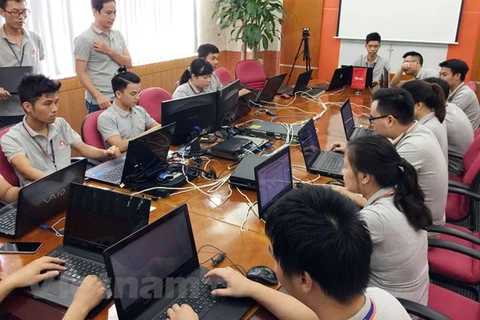 Một đội hỗ trợ kỹ thuật trong buổi diễn tập chống mã độc mã hóa tống tiền của Bkav. (Ảnh minh họa: Vietnam+)