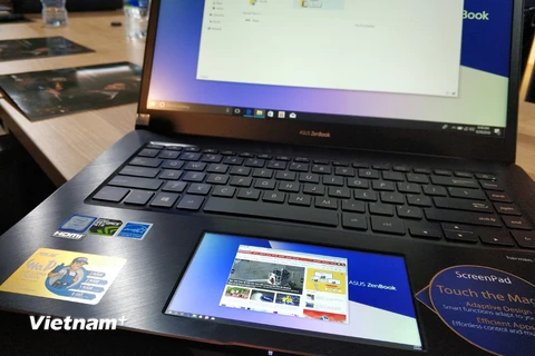 Công nghệ tương tác mới ScreenPad cho phép hoạt động hai màn hình cùng lúc trên một chiếc laptop. (Ảnh: T.H/Vietnam+)