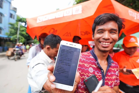 Một người dân Myanmar sau khi đăng ký thành công mạng Mytel. (Nguồn: Viettel)