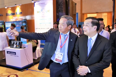Bộ trưởng Chu Ngọc Anh (phải) thăm gian hàng của tập đoàn CMC. (Ảnh: CTV)