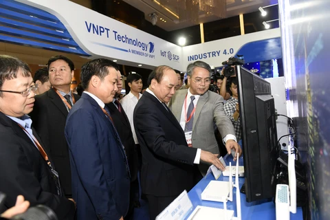Thủ tướng Chính phủ thăm gian hàng của Tập đoàn VNPT. (Ảnh: CTV/Vietnam+)