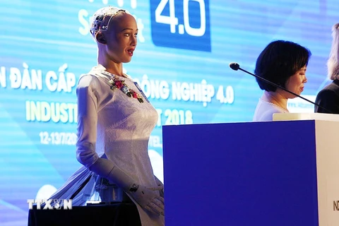 Sophia - robot đầu tiên được cấp quyền công dân trên thế giới, phát biểu tại Diễn đàn cấp cao và Triển lãm quốc tế về Công nghiệp 4.0, do Chính phủ và Ban Kinh tế Trung ương chủ trì tổ chức tại Hà Nội. (Ảnh: Dương Giang/TTXVN)
