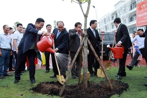 Thủ tướng Chính phủ Nguyễn Xuân Phúc trồng cây tại khu tổ hợp của FPT tại Cần Thơ. (Ảnh: CTV/Vietnam+) 