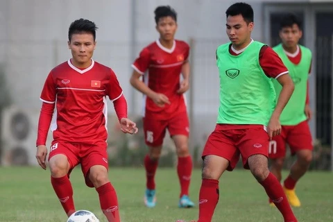Tiền vệ Quang Hải (trái) và tiền vệ Đức Huy (phải) tại buổi tập chuẩn bị cho trận đấu tại ASIAD. (Ảnh: Hoàng Linh/TTXVN)