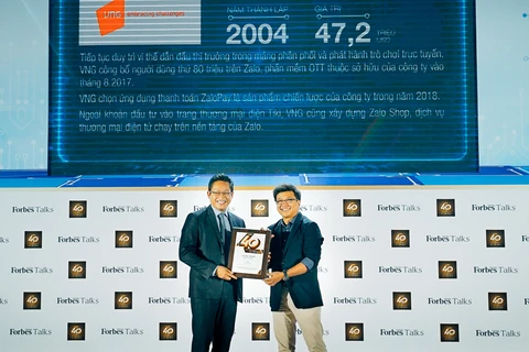 Ông Vũ Minh Trí (trái) nhận danh hiệu do Forbes Việt Nam bình chọn. (Nguồn: VNG)