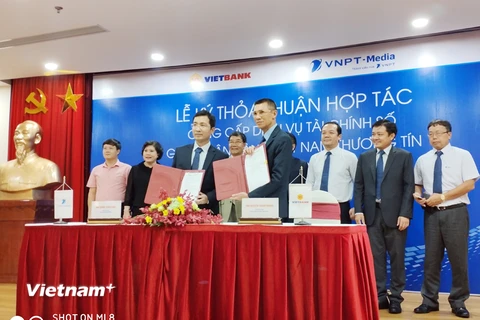 Cái "bắt tay" của VNPT và VietBank sẽ giúp khách hàng thuận tiện hơn khi sử dụng dịch vụ. (Ảnh: T.H/Vietnam+)