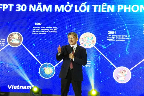Tổng giám đốc FPT Bùi Quang Ngọc điểm qua 6 lĩnh vực tiên phong của đơn vị này là xuất khẩu phần mềm; internet; giáo dục; phần mềm và giải pháp công nghệ thông tin; báo điên tử; phân phối và bán lẻ. (Ảnh: T.H/Vietnam+)