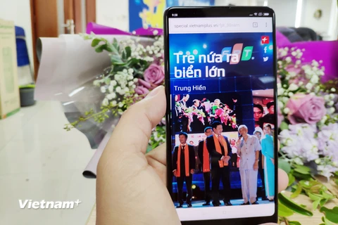 Mi MIX 2S là chiếc điện thoại được thiết kế rất đẹp của Xiaomi. (Ảnh: T,H/Vietnam+)