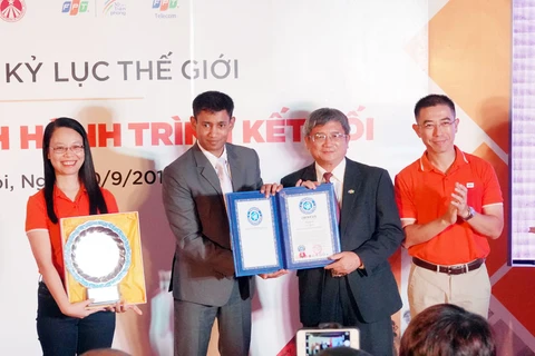 Ông Biswaroop Roy Chowdhury, Phó Chủ tịch Liên minh Kỷ lục thế giới (WorldKings) đã trao chứng nhận kỷ lục cho ông Bùi Quang Ngọc, Tổng Giám đốc FPT. (Ảnh: CTV)
