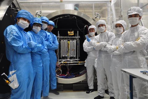 Đội ngũ chuyên gia Việt Nam chuẩn bị thử nghiệm nhiệt chân không cho vệ tinh MicroDragon. (Ảnh: VNSC)