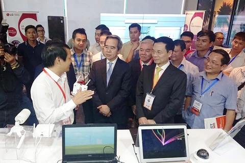 Ông Nguyễn Đình Tuấn, thành viên Hội đồng thành viên MobiFone giới thiệu các sản phẩm, dịch vụ và giải pháp công nghệ tiên tiến với quan khách tham gia sự kiện. (Ảnh: CTV/Vietnam+)