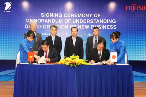 Phó Tổng Giám đốc Tập đoàn VNPT Huỳnh Quang Liêm (bên trái) và ông Arimichi Kunisawa, Tổng Giám đốc khu vực châu Á của Fujitsu ký kết Biên bản ghi nhớ hợp tác. (Nguồn: VNPT)