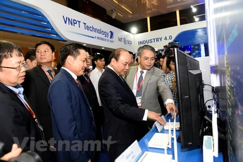 Lãnh đạo VNPT giới thiệu sản phẩm với Thủ tướng Chính phủ. (Nguồn: CTV/Vietnam+) 