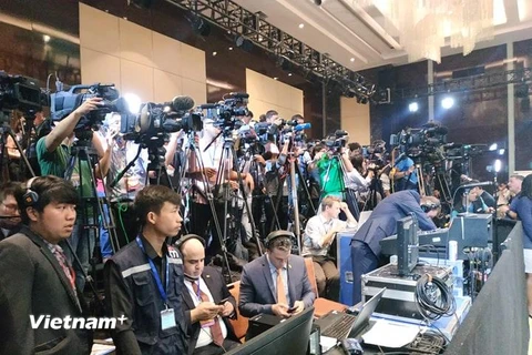 Rất đông phóng viên trong nước và quốc tế chờ đợi tới giờ họp báo của Tổng thống Mỹ Donald Trump. (Ảnh: PV/Vietnam+) 