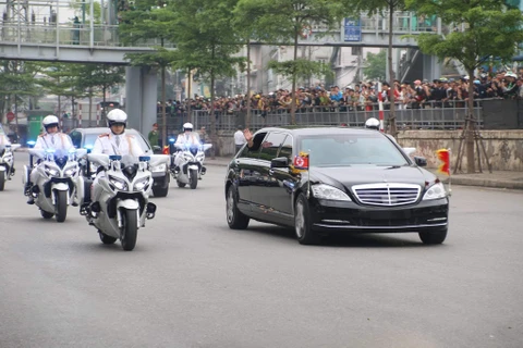 Đoàn xe đưa Chủ tịch Triều Tiên Kim Jong-un rời Thủ đô Hà Nội