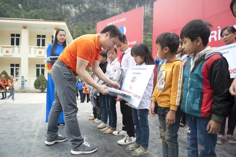 Lãnh đạo FPT tặng quà cho em nhỏ tại Vị Xuyên, Hà Giang. (Nguồn: V.A/Vietnam+)