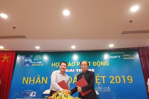 Lãnh đạo báo Dân trí cùng đại diện Tập đoàn Bưu chính Viễn thông Việt Nam (VNPT) đã ký thỏa thuận đồng tổ chức Giải thưởng Nhân tài Đất Việt 2019. (Nguồn: BTC)