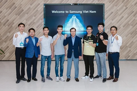 Ông Choi Joo Ho Tổng Giám đốc Samsung Việt Nam và các thí sinh trước ngày lên đường. (Nguồn: SS)