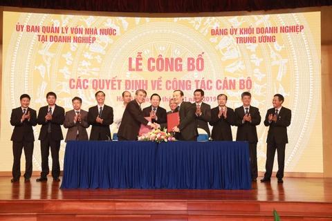 Ông Trần Mạnh Hùng (hàng trên, bên trái) bàn giao nhiệm vụ cho ông Phạm Đức Long. (Nguồn: T.Q/Vietnam+)