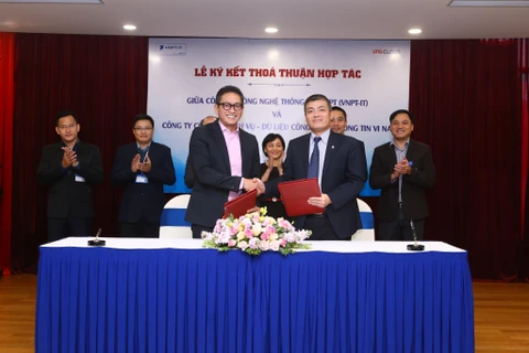 Đại diện VNG - ông Vũ Minh Trí (trái) và ông Ngô Diên Hy của VNPT-IT bắt tay hợp tác nhằm đem lại dịch vụ đám mây ưu việt cho doanh nghiệp Việt. (Ảnh: ĐH)
