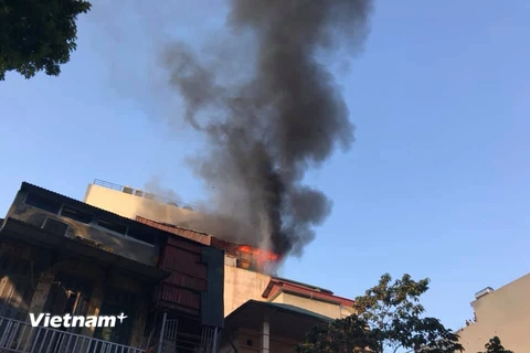 Hà Nội: Cháy lớn tại quán karaoke Nhất Thống trên phố Thi Sách
