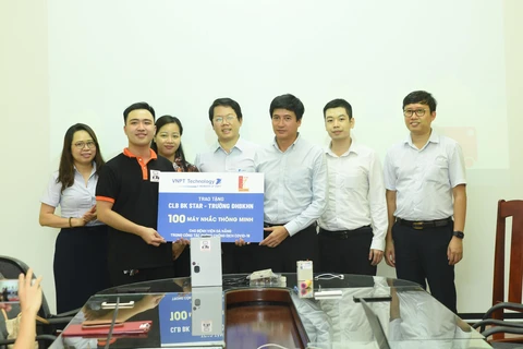 Đại diện VNPT Technology tài trợ sản xuất 100 máy nhắc tặng Bệnh viện Đà Nẵng. (Ảnh: H.Liên)