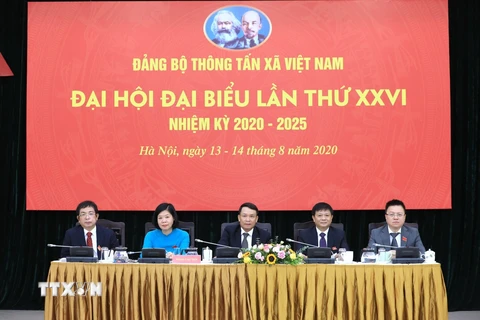 Đoàn Chủ tịch điều hành Đại hội đại biểu Đảng bộ Thông tấn xã Việt Nam lần thứ XXV. (Ảnh: Thành Đạt/TTXVN)