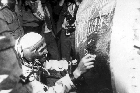 Anh hùng Phạm Tuân là người đầu tiên của Việt Nam và châu Á bay lên vũ trụ vào năm 1980 (23-31/7/1980) trong chương trình Interkosmos của Liên Xô cùng nhà du hành vũ trụ Viktor Gorbatko. Trong ảnh: Nhà du hành vũ trụ Phạm Tuân ký tên vào khoang hạ cánh củ