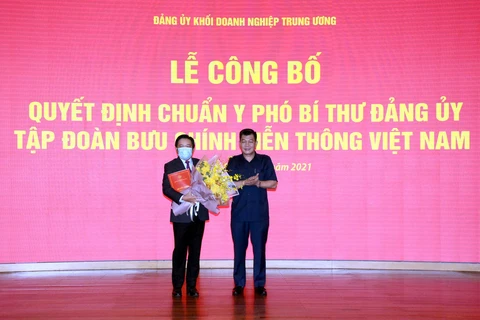 Ông Huỳnh Quang Liêm (trái) là Phó bí Thư Đảng ủy Tập đoàn VNPT nhiệm kỳ 2020-2025. (Ảnh: T.Q)