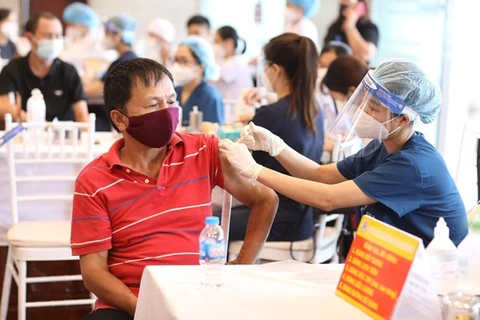 Nhân viên y tế tiêm vaccine phòng COVID-19 cho người dân. (Ảnh minh họa: Minh Quyết/TTXVN)